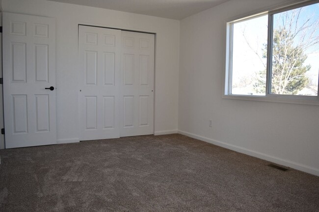 Building Photo - 2412 Sunset Dr