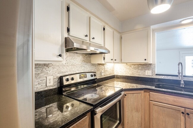 Building Photo - Newly Renovated 2 Bed 1.5 Bath Townhouse