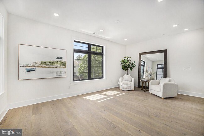 Building Photo - 7519R Ridge Ave