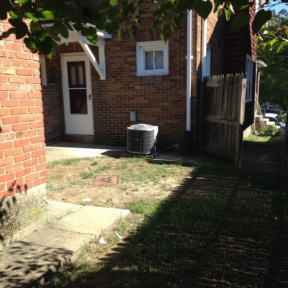 Building Photo - 458 Hallock St