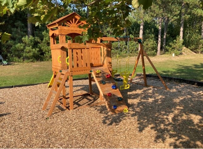 Building Photo - 654 S Westwood Ave