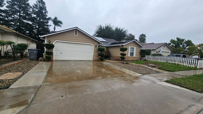 Building Photo - Great NW home with POOL & SOLAR!