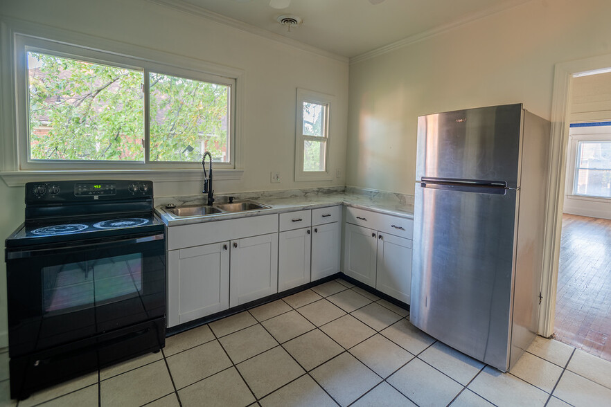 kitchen view 2 - 2046 Clairmount St