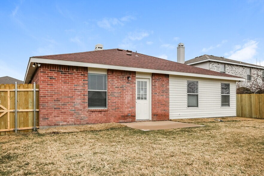 Building Photo - 565 Keble Dr