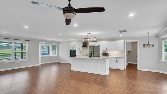 Building Photo - Prime Location! Fully Remodeled Home in th...