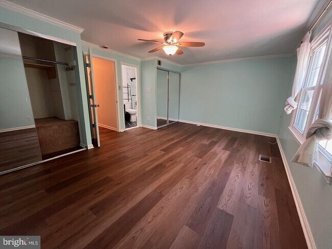 Building Photo - 5633 Independence Cir