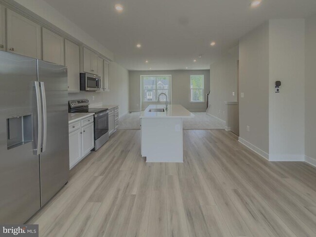 Building Photo - 6737 Shelton Ln