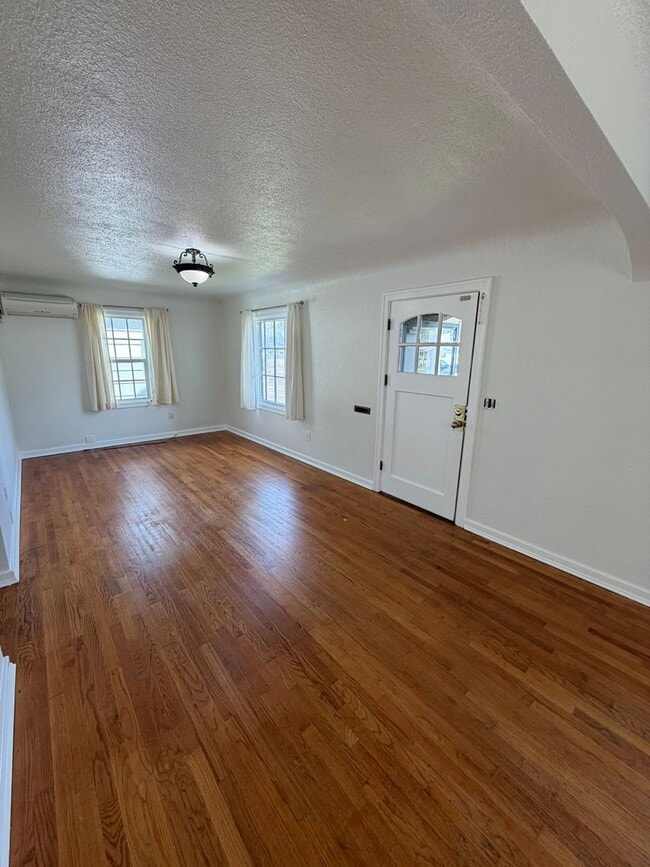 Building Photo - Charming 3 Bedroom with a Large Fenced Yard!