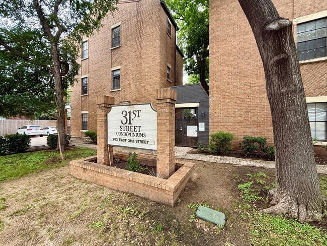 Building Photo - West Campus 2/2 Condo