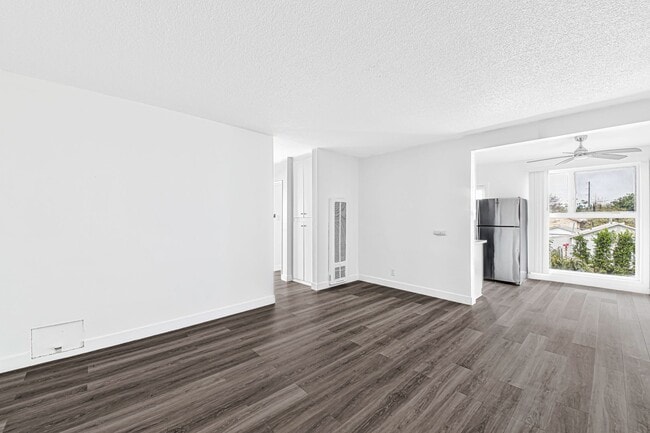 Building Photo - 210 E 29th St