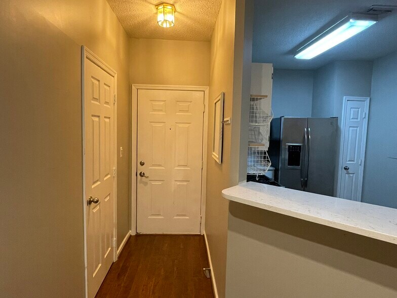 Building Photo - 1701 Lake Shore Crest Dr