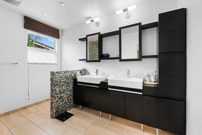 Building Photo - 1715 NE 40th St