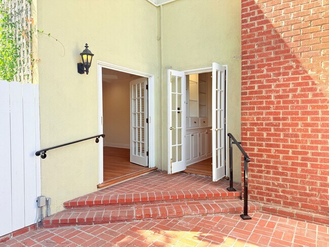 Building Photo - 12552 Oxnard St