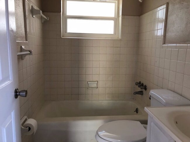 Building Photo - 3 Bed 1 Bath Home | Pet Friendly | Carport...