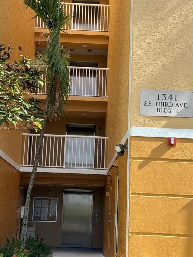 Building Photo - 1341 SE 3rd Ave