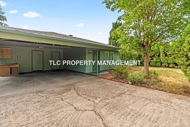 Building Photo - 3bd/1bath duplex off Barger available now
