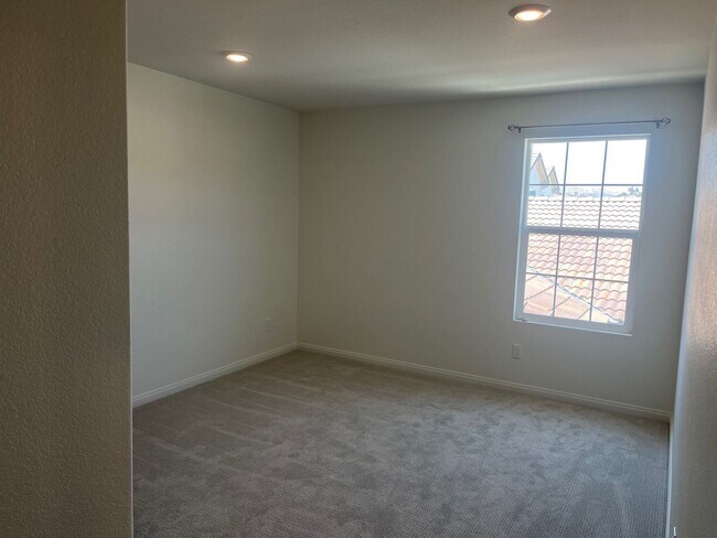 Building Photo - Lake Elsinore 5 Bedroom