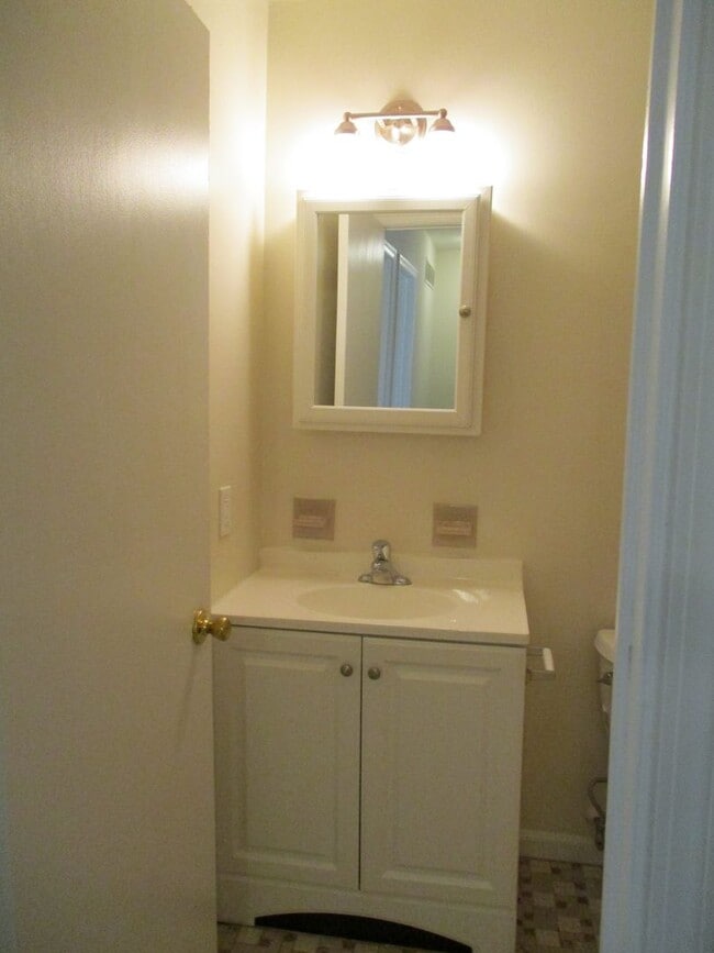 Building Photo - 3BR Townhome in Northampton School District