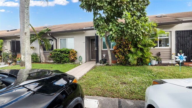 Building Photo - 5596 SW 28th Terrace