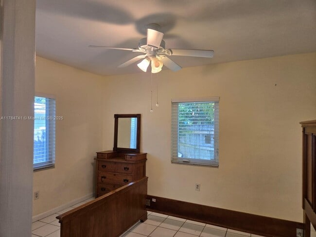 Building Photo - 1152 Bayview Dr
