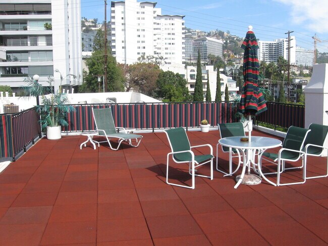 Building Photo - 8530 Holloway Dr