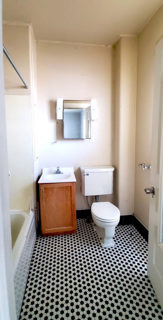 Building Photo - 411 N State St