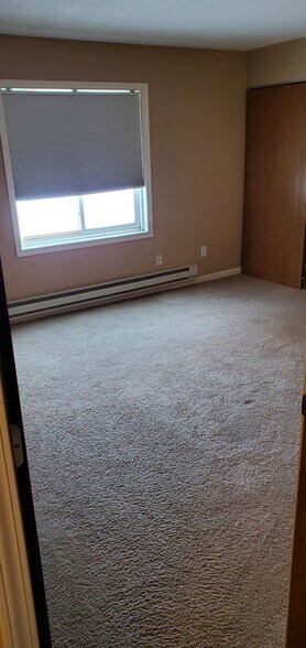 primary bedroom w/blinds - 16534 Franklin Trl SE