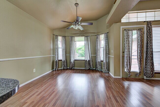 Building Photo - 2912 Edinburg Dr