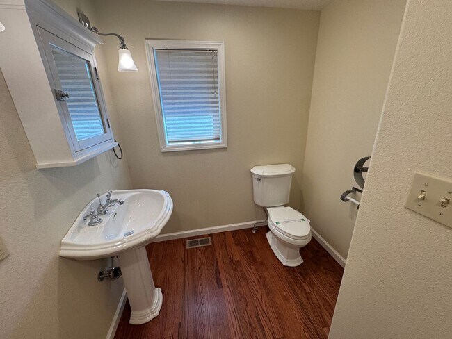 Building Photo - 255 Circle Dr