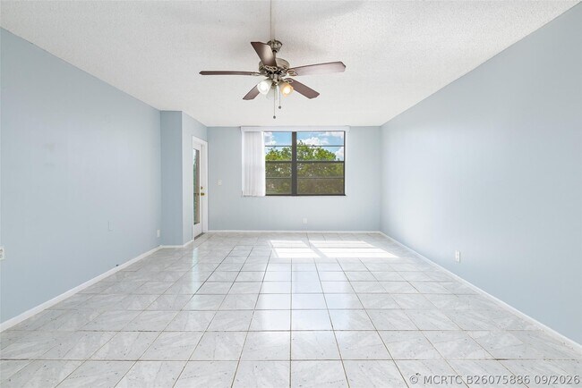 Building Photo - 3900 N Hills Dr