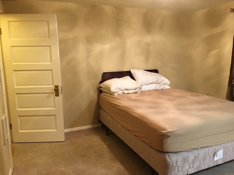 Guest BR - 4940 Cedar St