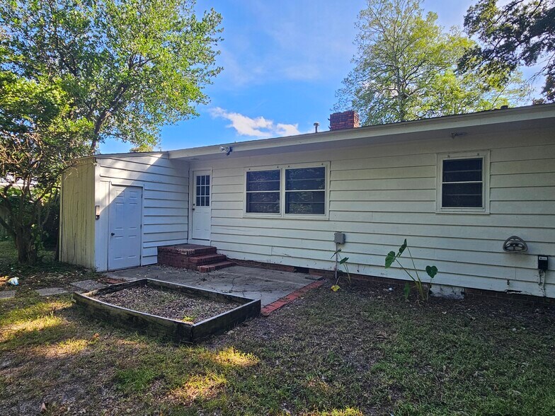 Building Photo - 2309 Camellia Dr