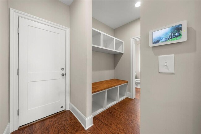 Building Photo - 1833 Sanford Dr