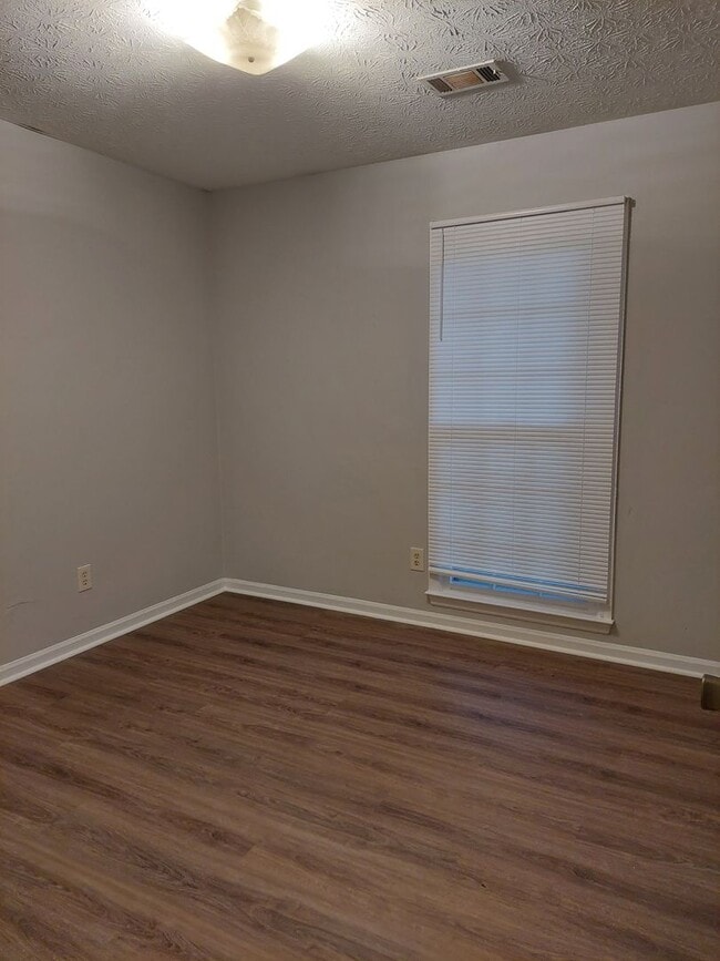Building Photo - 3062 Viking Dr