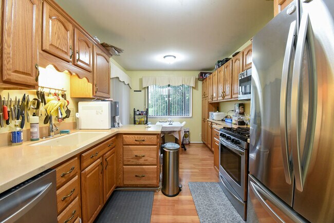 Building Photo - 274 Elmwood Ln