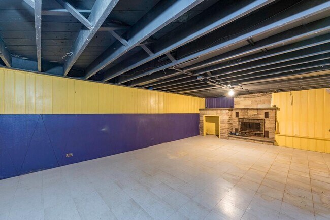 Building Photo - 618 N Oplaine Rd