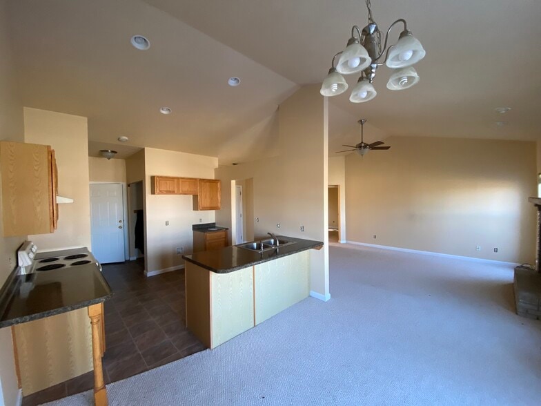 Building Photo - 753 Forest Green Dr