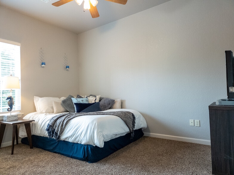 Guest Bedroom - Upstairs - 118 Pretti Pt
