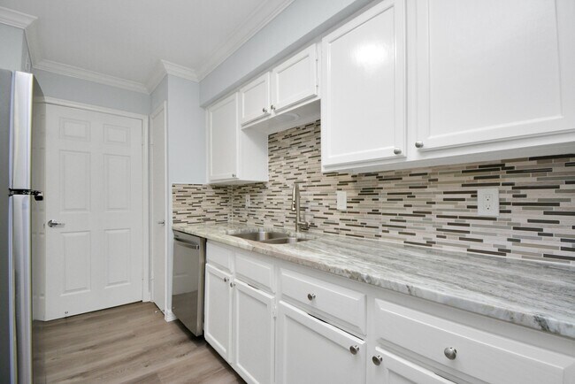 Building Photo - 9700 Leawood Blvd