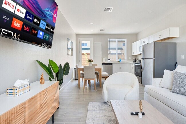 Building Photo - 6606 W Paradise Ln