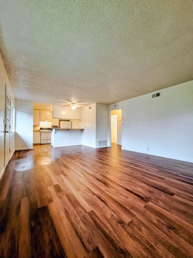 Building Photo - Ground Floor 2bd Condo With On-site Laundry, Carport, & Pool!