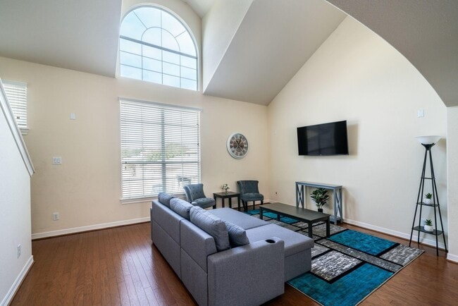 Building Photo - 3210 Clearview Cir