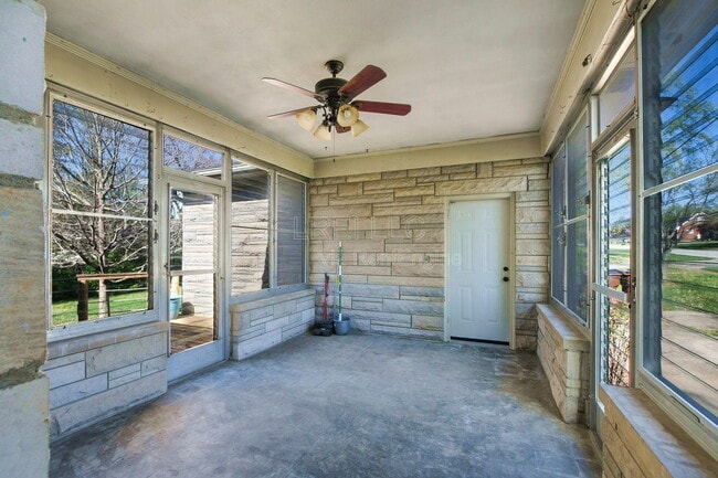 Building Photo - 405 Westwood Dr