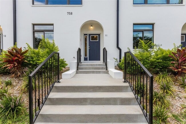 Building Photo - 266 Park Lake St