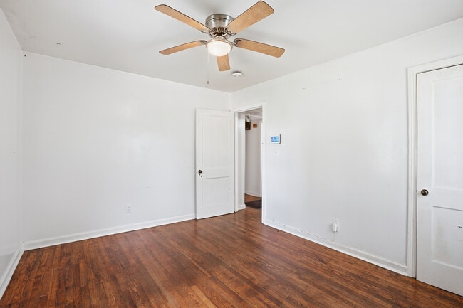 Building Photo - 517 11th Ct W
