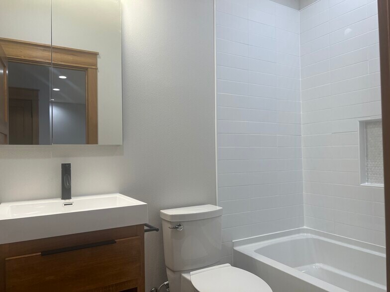 Main Bathroom - 324 9th St