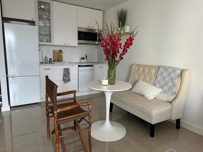 Building Photo - 1615 West Ave