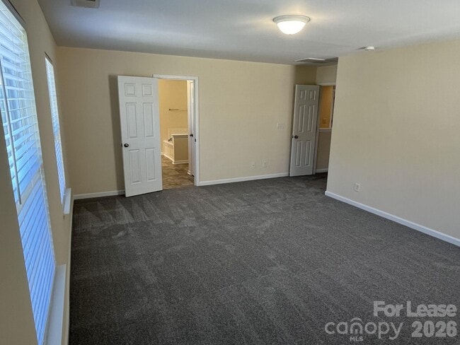 Building Photo - 242 Summit Park Ct