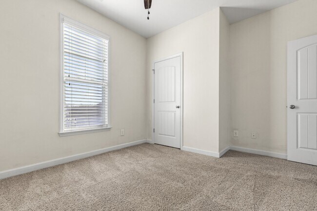 Building Photo - Towne Pointe