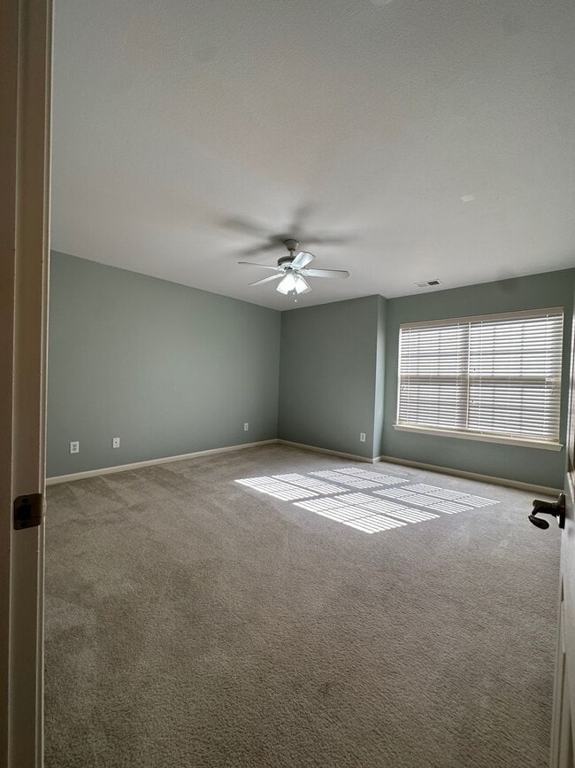 Building Photo - Townhome in a great location!